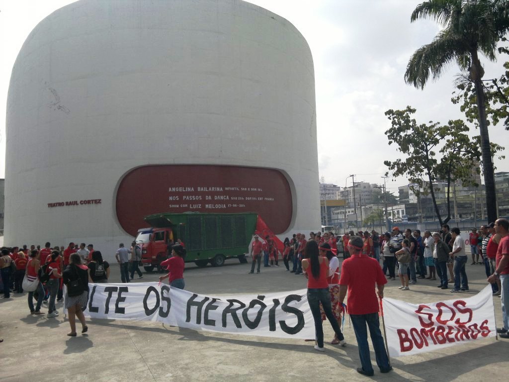 Bombeiros fazem manifestação em Duque de Caxias