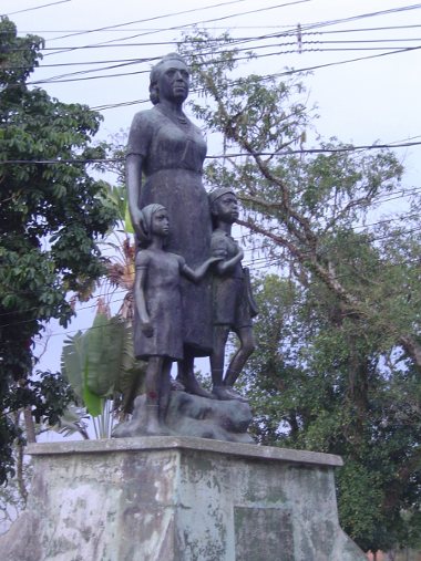 A Dama e a Estátua Solitária em Duque de Caxias