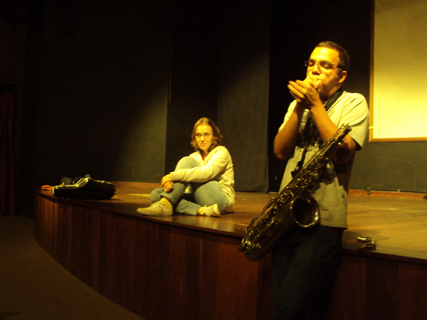 Bruninho ensaia antes da apresentação da banda A Cidade de Duque de Caxias