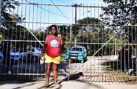 Na foto, Sandra, uma das senhoras que moravam na Solano Trindade, se mantém em frente ao portão agora selado pela PM. Foto: Mídia Ninja