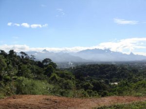 Vista da Serra dos òrgãos do Parque Natural Municipal da Caixa d'agua em Jardim Primavera.